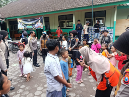 Polres Lumajang Lakukan Trauma Healing, Anak - anak Pengungsi Semeru Kembali Ceria