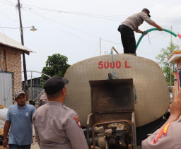 Polres Sumenep Salurkan Bantuan Air Bersih untuk Warga Desa Pinggirpapas