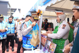 Wakapolri Tinjau UMKM, Bakes, dan Pembagian Perlengkapan Sekolah Usai Apel Mitra Kamtibmas di Papua