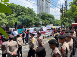 Gerakan Aktifis Bangkalan Geruduk POLDA Jawa Timur, Desak Ringkus Lora Cabul Dan Temukan Korban Yang Hilang