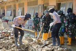 Bersihkan SD Negeri 4 Kuala Simpang, Taruna Ingin Siswa Bisa Segera Bersekolah Normal