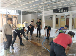 Polres Situbondo Bersihkan Fasum Terdampak Banjir Bandang di Desa Kalianget