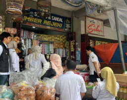 Menjelang Bulan Suci Ramadhan, Unit Pidsus Polres Blitar Bersama Tim Satgas Pangan Laksanakan Operasi Pasar