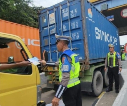 Polda Jatim Tertibkan Truk dan Bus yang Nekat Pakai Lajur Kanan