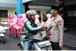 Polres Tulungagung Berbagi Takjil Tebar Kebaikan di Bulan Ramadhan