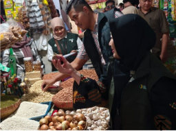 Satgas Pangan Polres Tulungagung Cek Stok dan Harga Bapokting di Pasar Ngunut, Pastikan Stabil Selama Ramadan