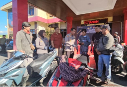 Polisi Temukan dan Serahkan Motor yang Hilang, Korban Curanmor Tersenyum Riang