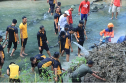 Gerakan Indonesia ASRI : Polres Ngawi: Bersihkan Aliran Sungai di Jembatan Purba