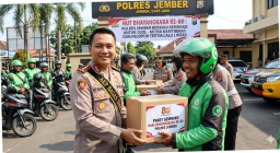 Sambut Hari Bhayangkara ke – 80, Polres Jember Berbagi Paket Sembako untuk Ojol