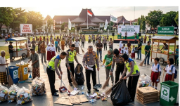 Salut, Personel Polres Blitar Bersihkan Sampah Usai Layanan Pengamanan Aksi Unjuk Rasa
