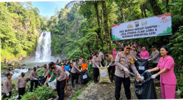 Jaga Pesona Alam Lawu, Kapolres Magetan Pimpin Aksi Bersih bersih sampah di Wisata Air terjun Tirtosari