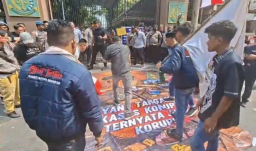 Lempar Telur Busuk ke Spanduk Bergambar Febrie Adriansyah, Aksi AMI Gegerkan Kejati Jatim