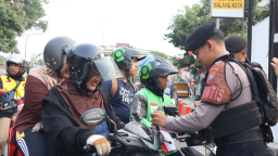 Polresta Malang: Polresta Malang Kota Bagikan 81 Bendera Merah Putih ke Pengendara, Pupuk Nasionalisme HUT RI ke 81