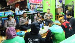 Momen Hangat Kasatlantas Polresta Malang Kota Tumpengan Bareng Ojol di Warung Kopi