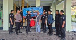 Sambut HUT Humas Polri ke-75, Polresta Malang Kota dan Wartawan Bersihkan Masjid Darussholihin