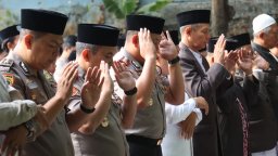 Usai Sholat Subuh Keliling, Kapolresta Malang Kota Danang Ajak Warga Waspadai Kejahatan Pagi Hari dan Cegah Kebakara