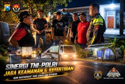 Cegah Kecelakaan Akibat Tumpahan Air Garam, Satlantas Polres Bangkalan Bersama Instansi Terkait Siram Jalan Raya