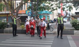 Polisi Peduli Sekolah, Wakapolresta Malang Kota Turun Langsung Seberangkan Siswa SDN 1 Purwantoro