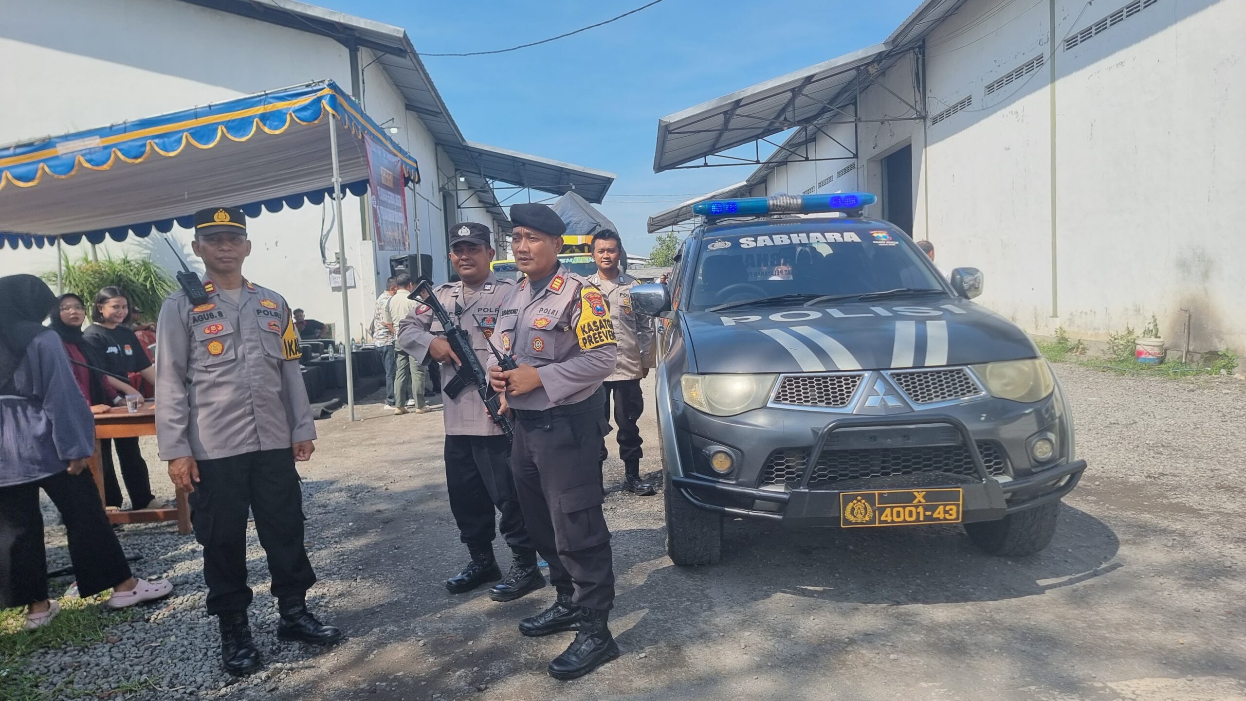 Polisi Kawal Pendistribusian Logistik Pilkada 2024 di Jember