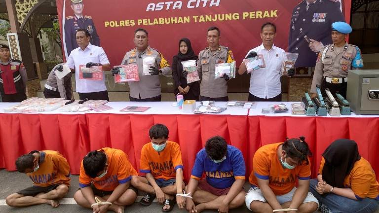 Polisi Ungkap Bunker Rahasia, Sita 1 Kg Sabu dan Uang Ratusan Juta di Surabaya