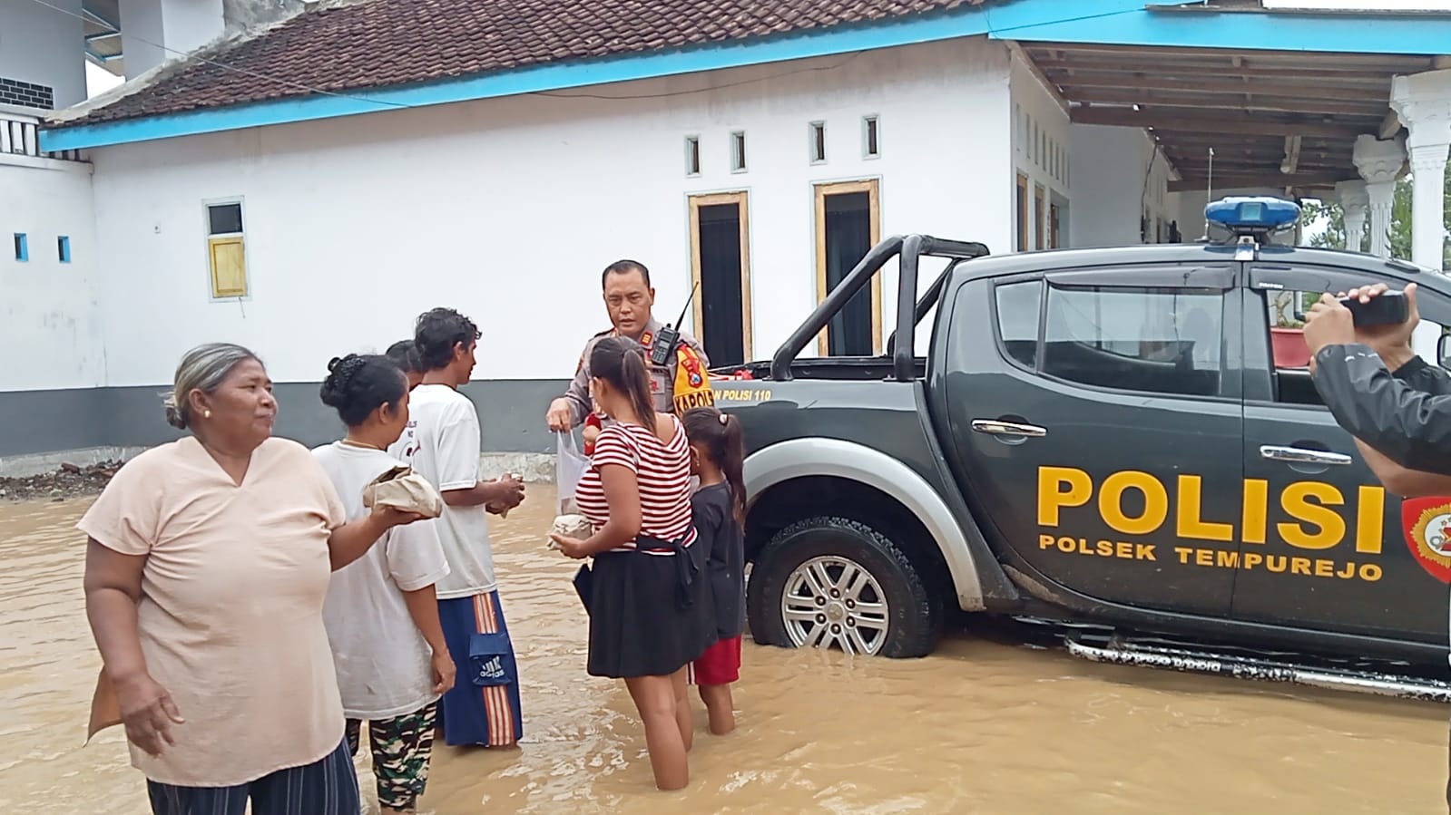 Polri Bersama TNI dan BPBD Evakuasi Warga Terdampak Banjir di Jember
