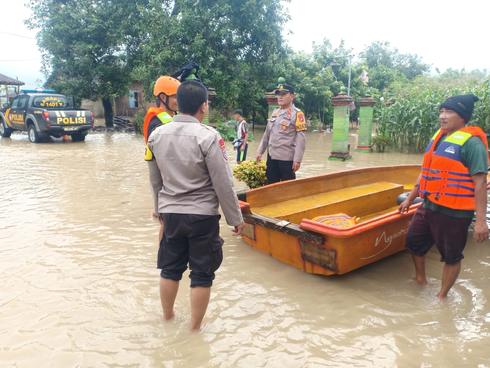 Sinergitas Polisi dan TNI Tanggap: "Bencana Sigap Bantu Warga Terdampak Banjir di Ngawi"