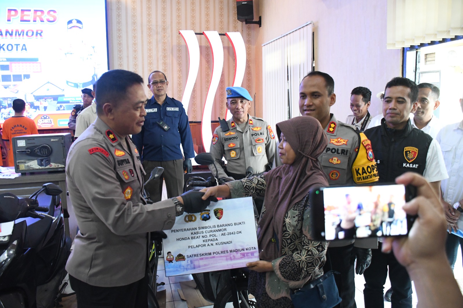 Polres Madiun Kota: "Temukan dan Serahkan Motor yang Hilang, Korban Curanmor Tersenyum Riang"