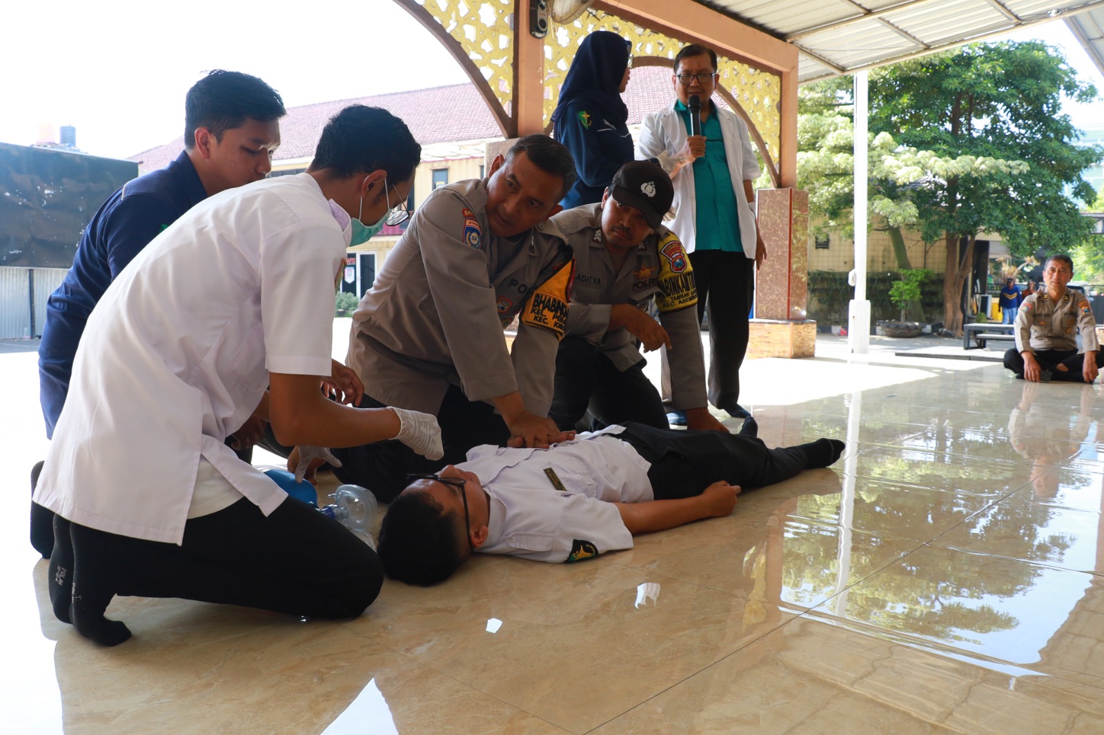 Polres Pelabuhan Tanjungperak Bekali Bhabinkamtibmas dengan Pelatihan PPGD