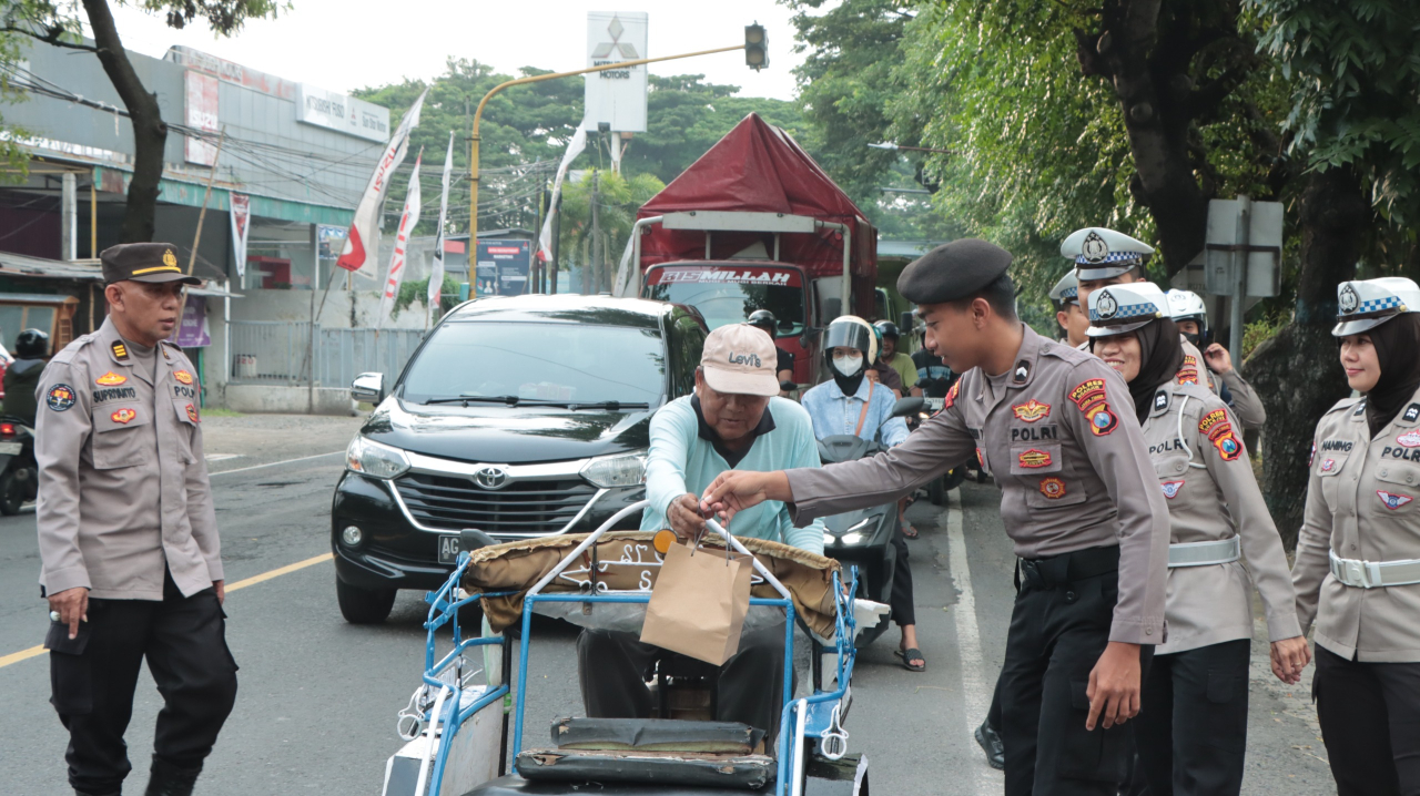 Berkah Ramadan, Polres Nganjuk Bagikan Ratusan Paket Takjil untuk Pengguna Jalan