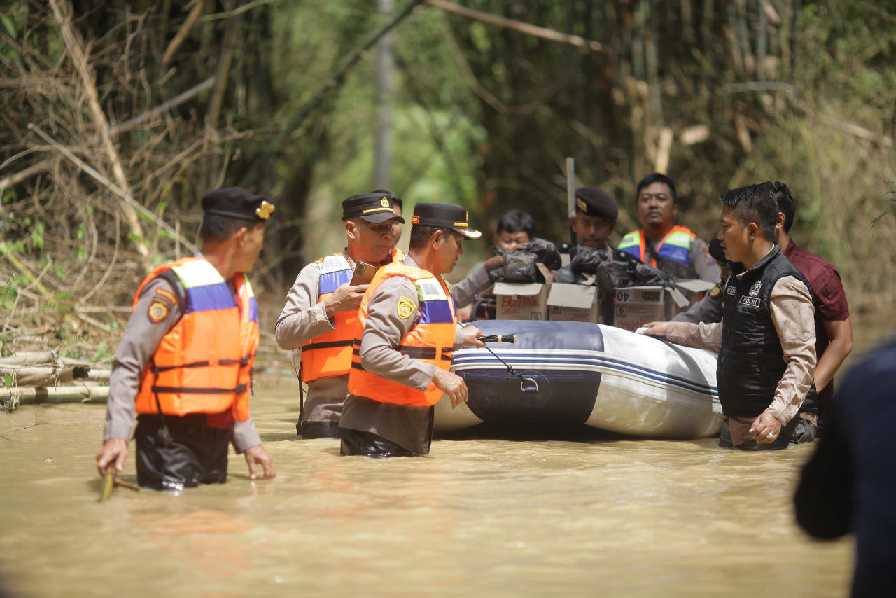 Beri Bantuan Korban Banjir Dampak Luapan Sungai Kamuning