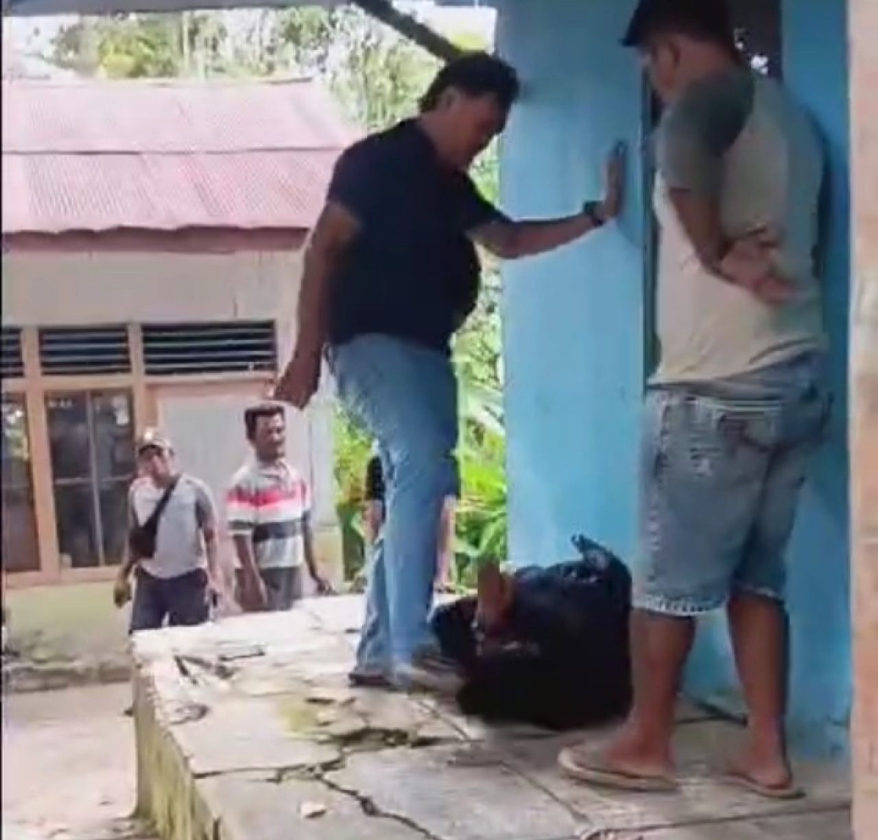 Viral "Wahyu Gunawan" Buser Polres Kotabaru Injak Kepala diduga Tersangka