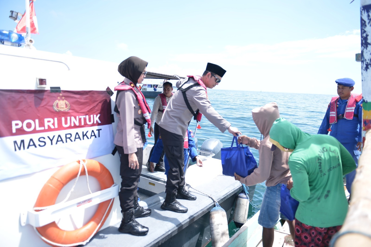 Kapolres Situbondo Berbagi Bansos Ramadhan untuk Nelayan