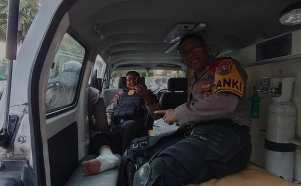 Belasan Polisi Terluka Kena Lemparan Batu dan Petasan Saat Pengamanan Demo Tolak UU TNI di Surabaya