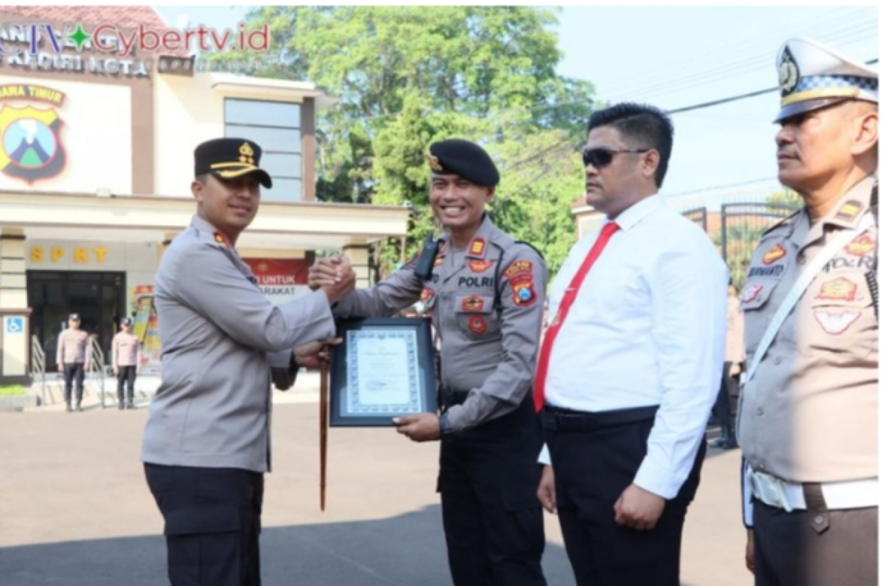 Kapolres Kediri Kota Beri Penghargaan kepada 45 Anggota dan 16 Warga Yang Membantu Tugas Polri