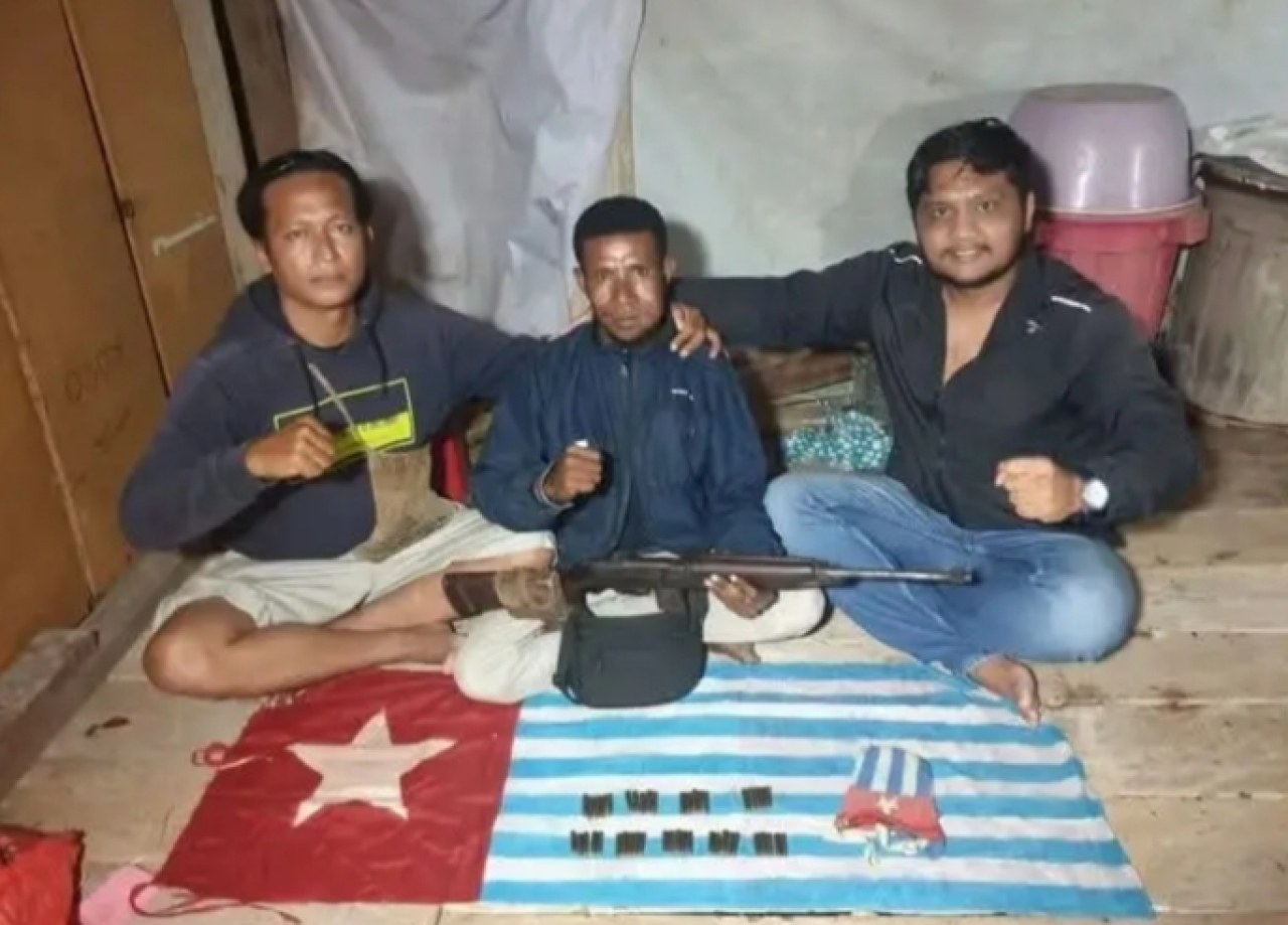 Satu Keluarga Mantan Anggota OPM di Yapen Kembali ke Pangkuan NKRI, Serahkan Senjata dan Bendera Bintang Kejora
