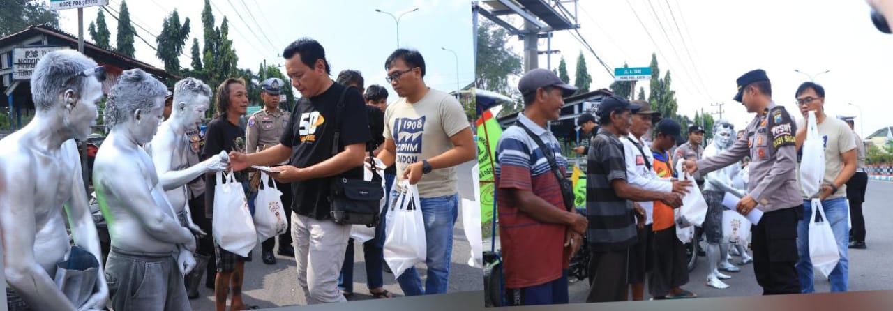 Polisi Peduli, Turun ke Jalan Salurkan Bansos untuk Pekerja Jalanan di Ngawi
