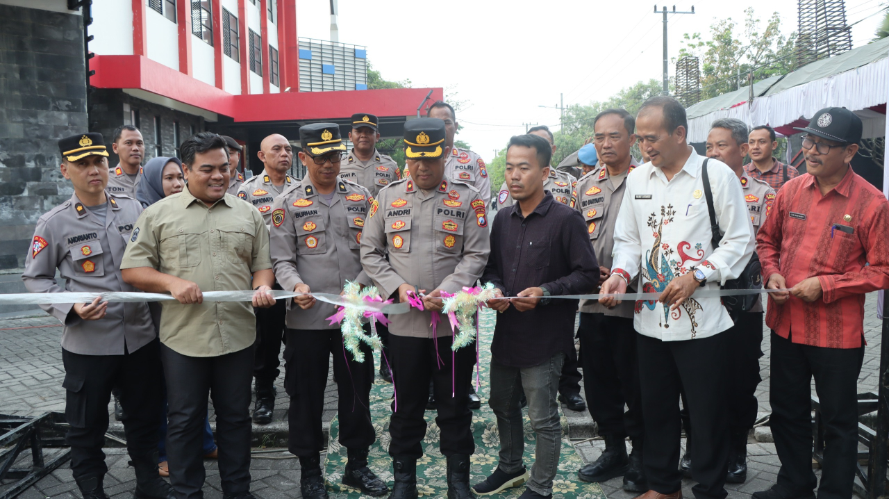 Meriah! Polres Nganjuk Buka Bazar UMKM dan Festival Musik Pelajar di GOR Bung Karno