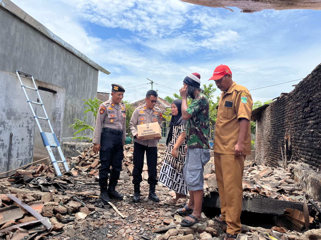 Polres Pasuruan Salurkan Bantuan untuk Korban Kebakaran di Rembang