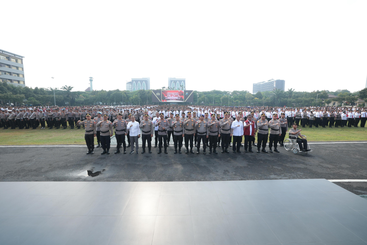 Kapolda Jatim Beri Penghargaan untuk 263 Personel dan KPLB bagi Bripda Ahmad Ricky