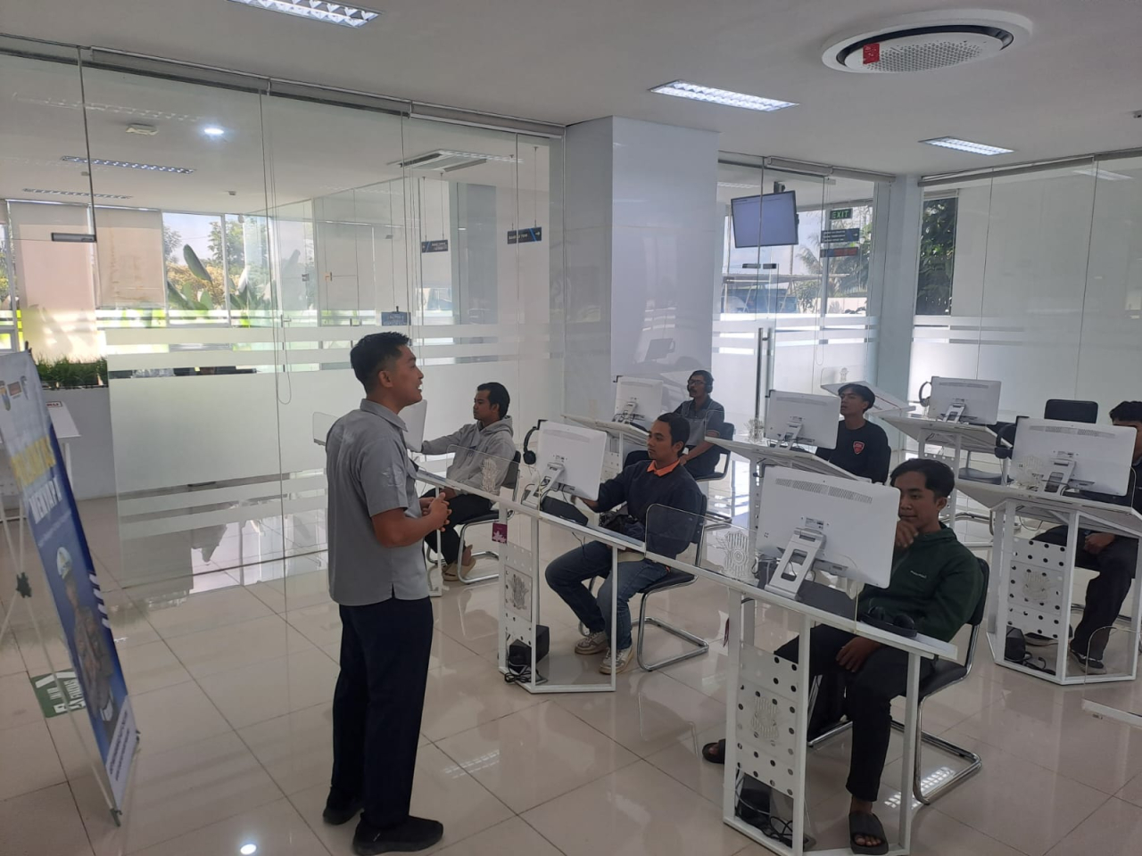 Polantas Menyapa, Bekali Tips Safety Riding Pemohon Sim Di Satpas Prototype Polres Malang