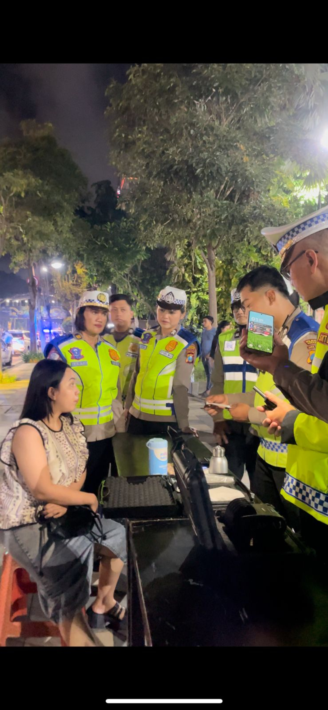 Seorang Perempuan Cantik Pengendara Mobil Ditilang! "Razia Alkohol Gegerkan Jalan Gubernur Suryo Surabaya"