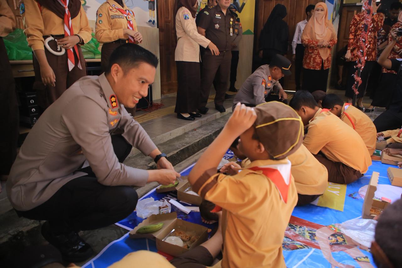 Di SPPG Polres Madiun Ada Menu Nasi Pecel Bergizi untuk Pelajar di Sekolah