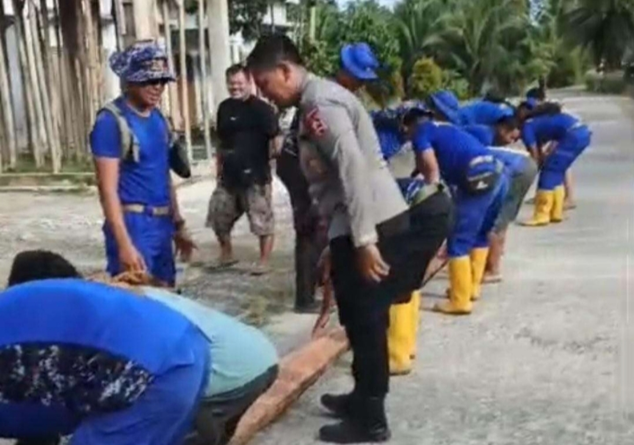 Tim SAR Korpolairud Bangun Jembatan Sementara di Korong Maranci, Padang Pariaman