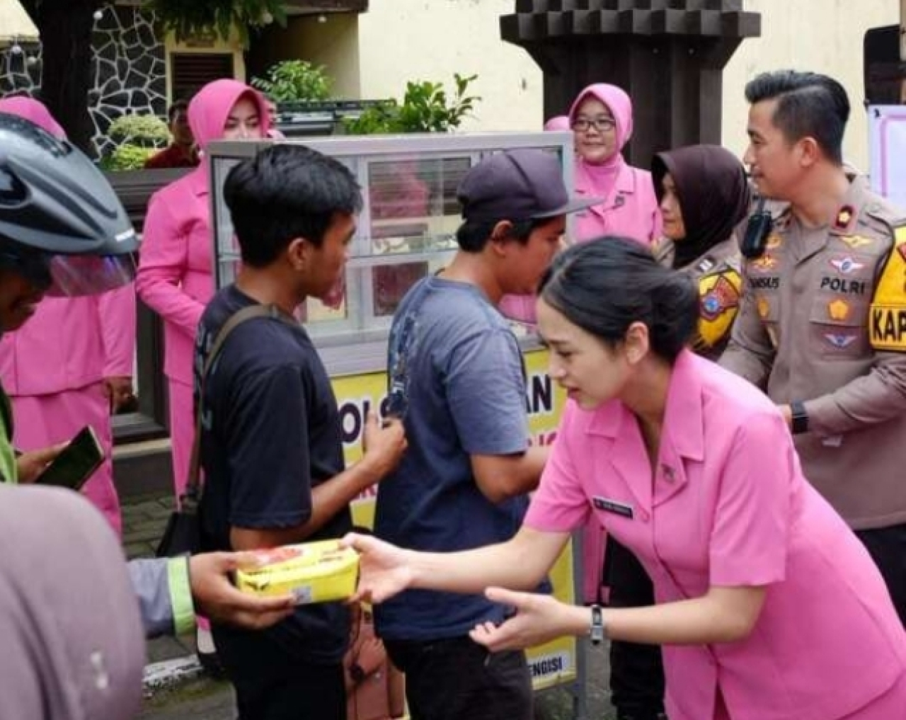 Jajaran Polresta Sidoarjo Bersama Bhayangkari Awali Tahun Dengan Aksi Sosial