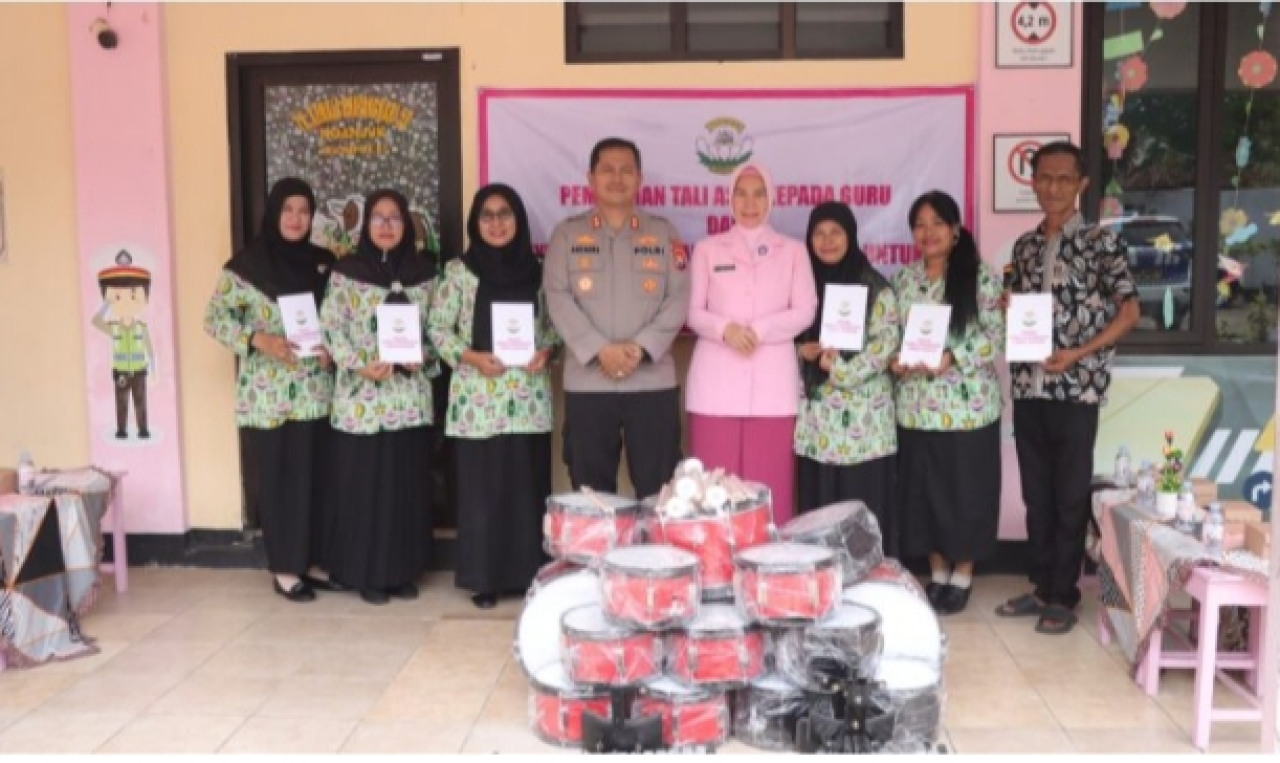 Kapolres Nganjuk Serahkan Bantuan Drum Band untuk TK Kemala Bhayangkari 50 dan 51