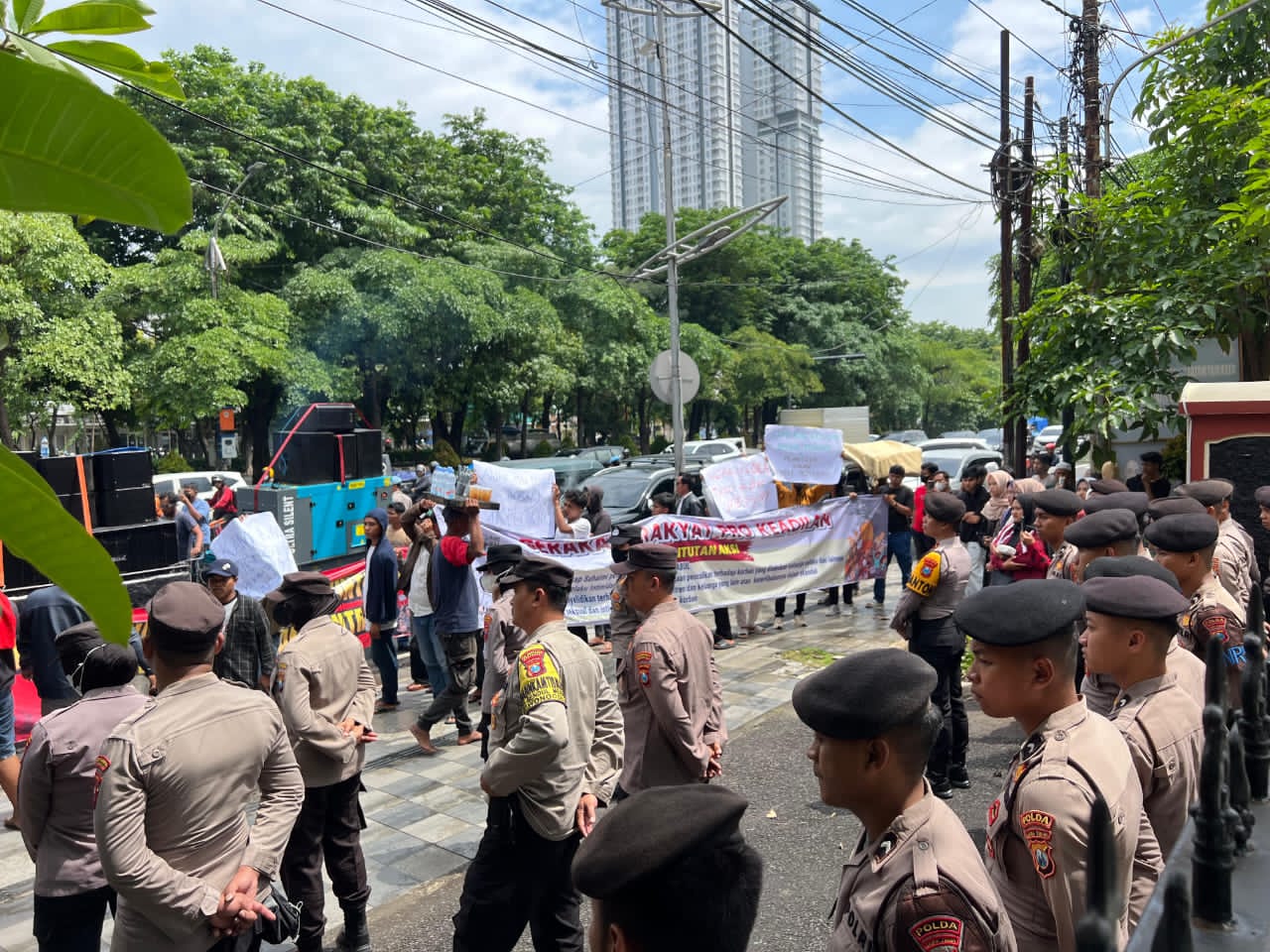 Gerakan Aktifis Bangkalan Geruduk POLDA Jawa Timur, Desak Ringkus Lora Cabul Dan Temukan Korban Yang Hilang
