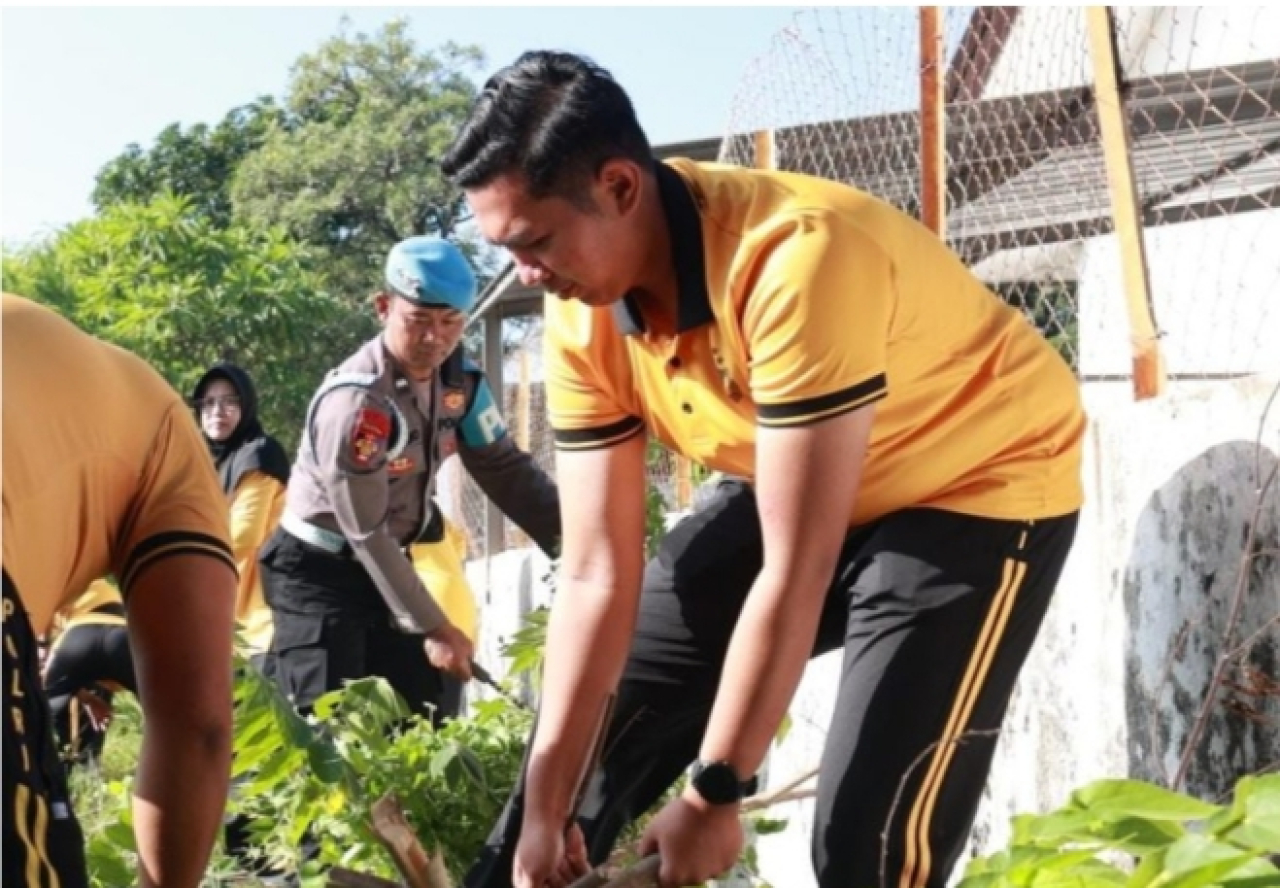 Polda Jatim Gelar Kerja Bakti Serentak Laksanakan Program Gerakan Indonesia Asri