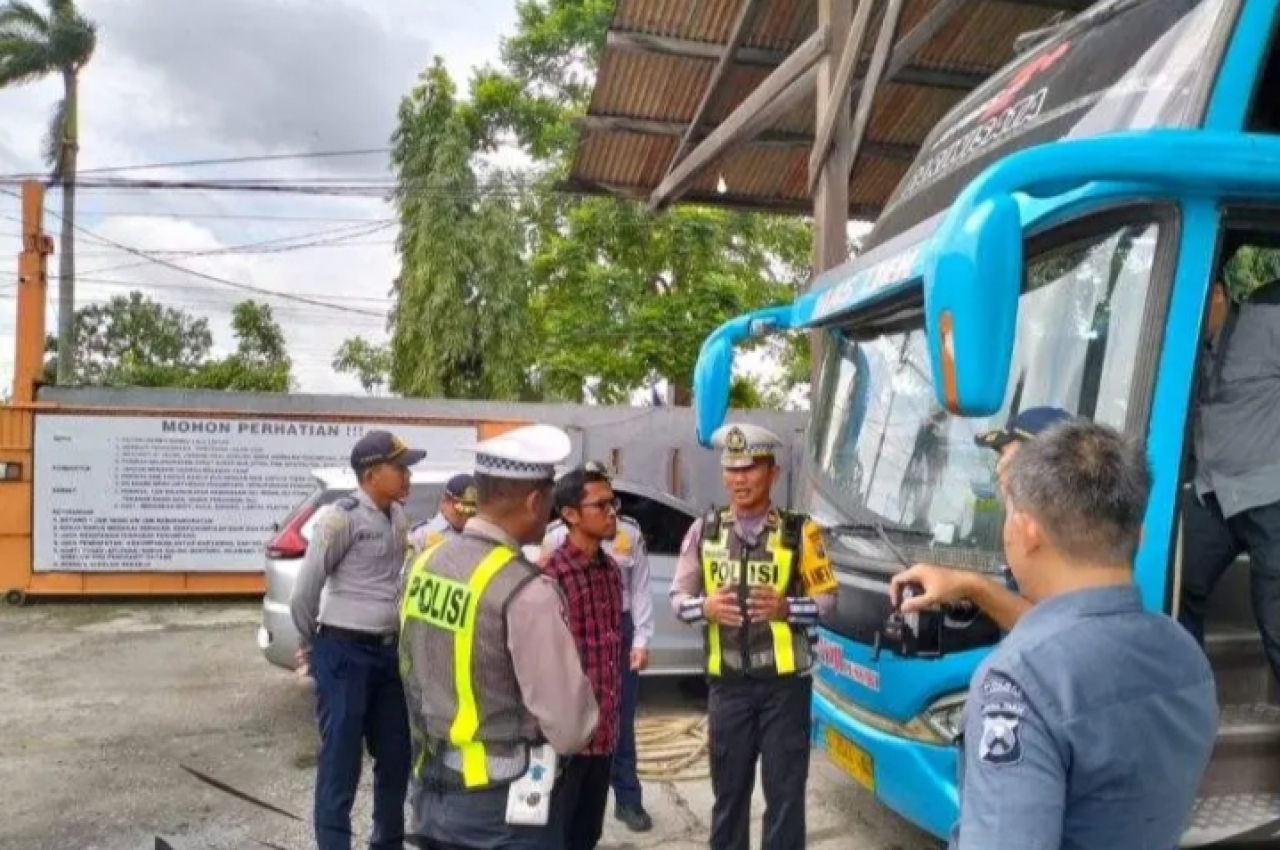 Untuk Keselamatan, Polres Lamongan Ramp Check Bus Pariwisata Jelang Harlah NU
