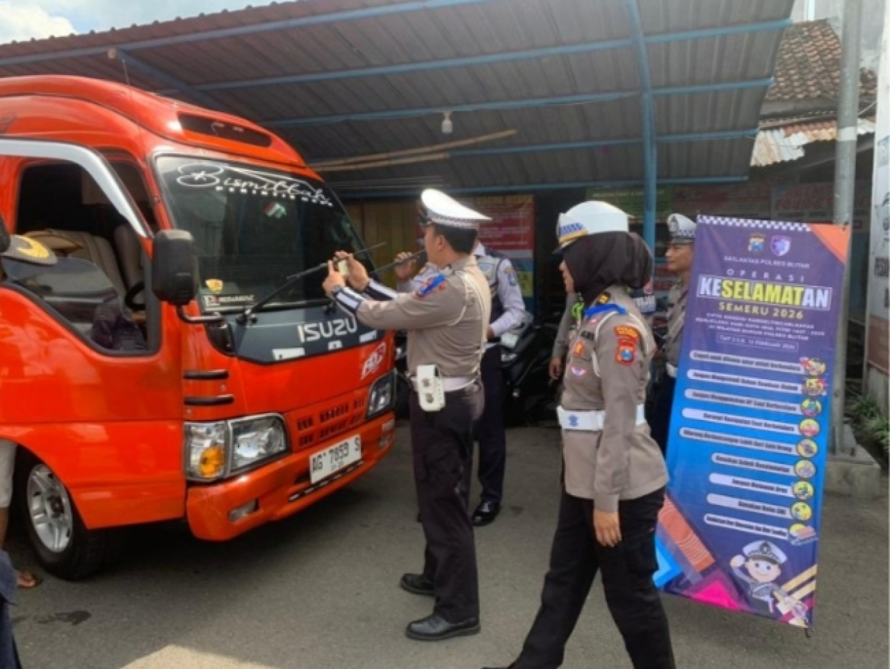 Layanan Kesehatan Gratis, Aksi Simpatik Polres Blitar Edukasi Pengguna Jalan di Ops Keselamatan Semeru