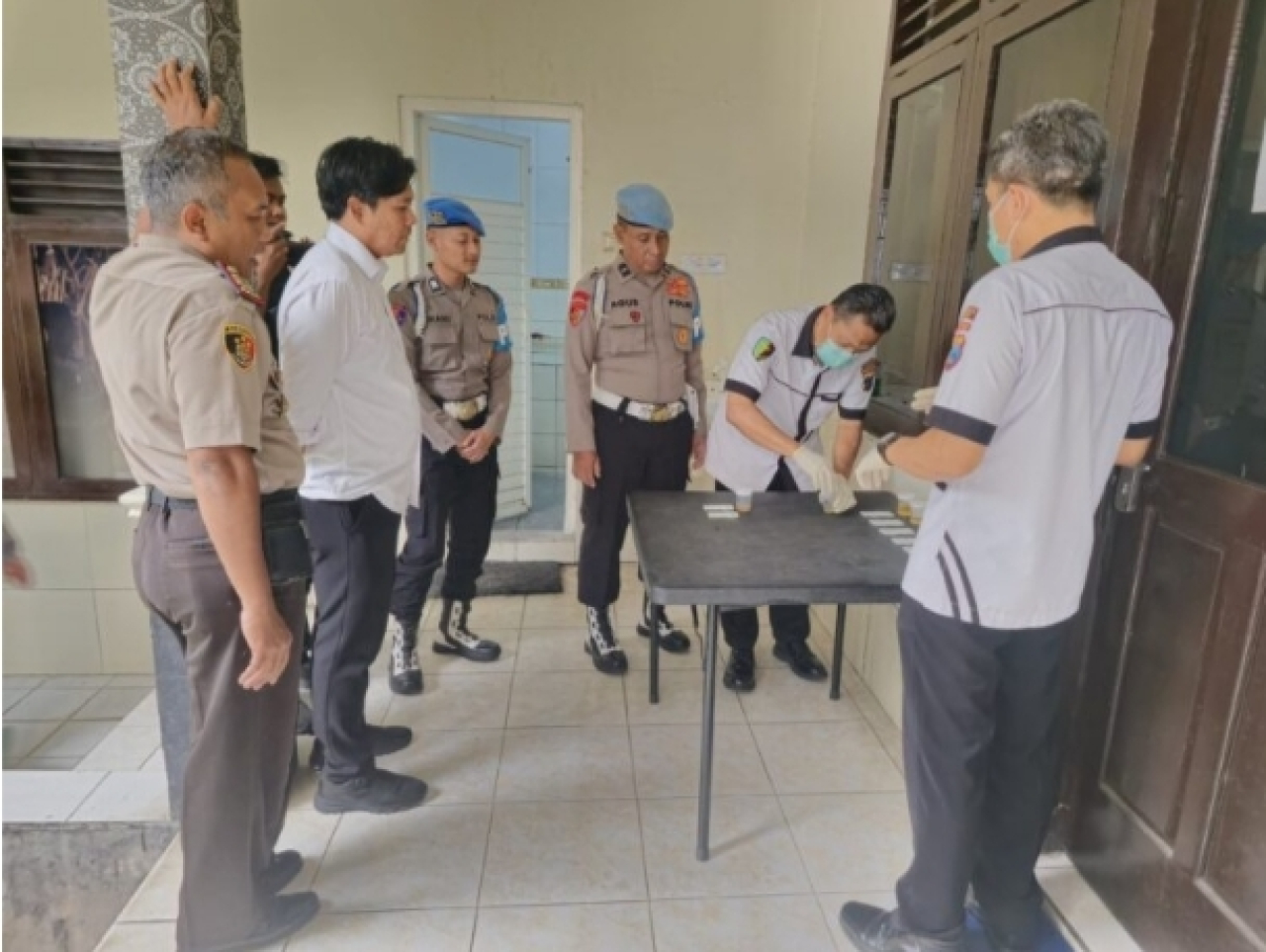 Mendadak! Polres Madiun Gelar Test Urine Bagi PJU dan Kapolsek, Wujudkan Zero Narkoba  